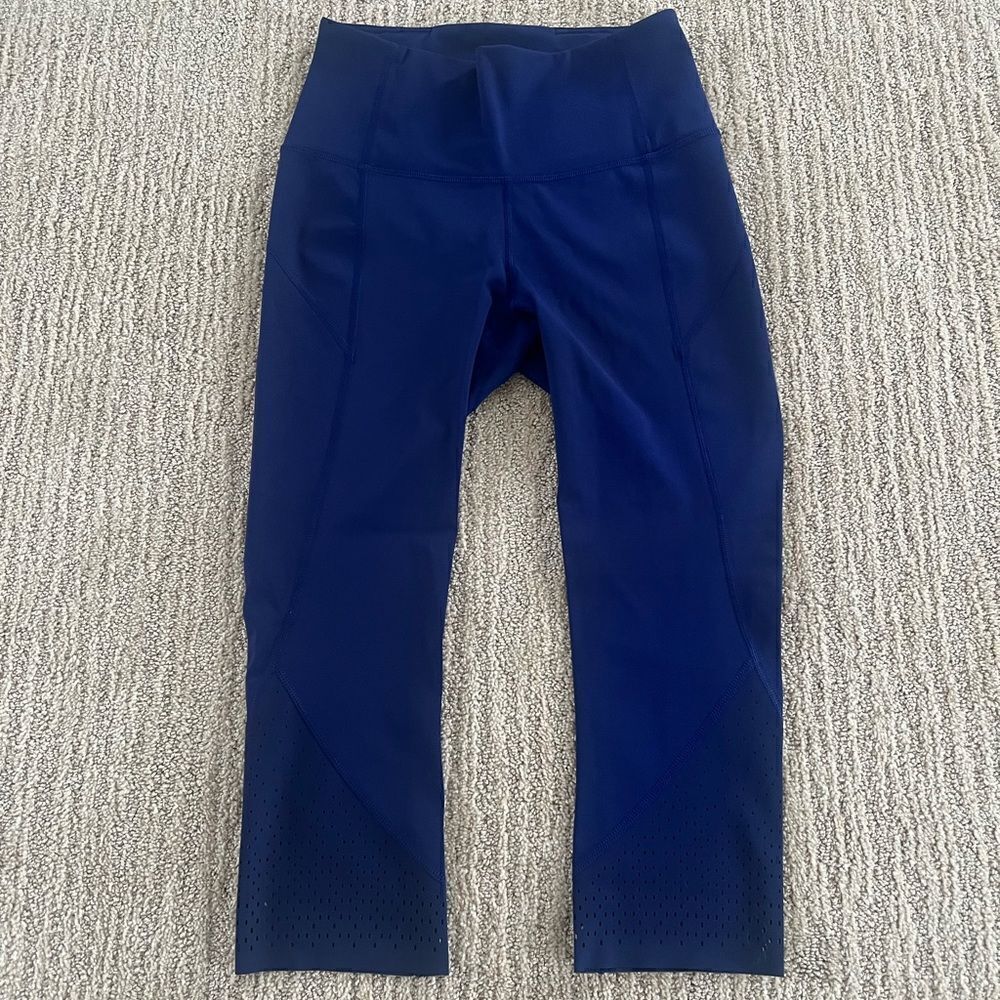 Lululemon Blue Patterened Bottoms Cropped 21” Leggings